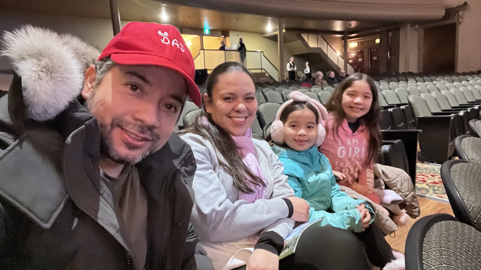 Familia disfrutando un momento de abundancia y calma